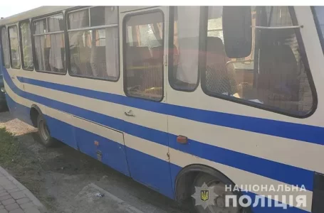У Чортківському районі загинула жінка, випавши з автобуса