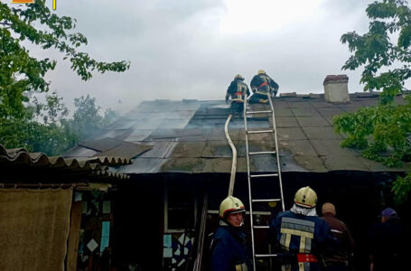 У Бучачі рятувальники ліквідували пожежу господарської будівлі (ФОТО)