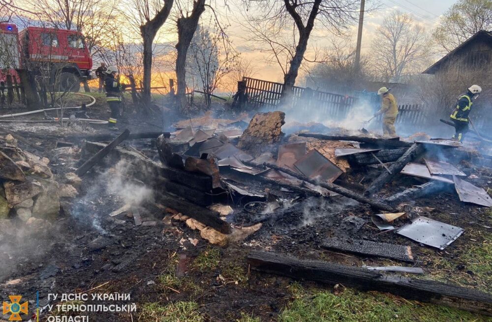 На Бережанщині дотла згоріла господарська будівля (ФОТО)