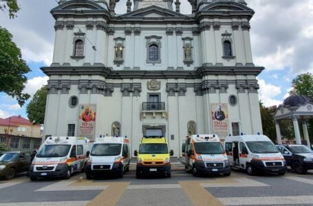 У Тернополі греко-католицька церква передала 7 автомобілів для ЗСУ