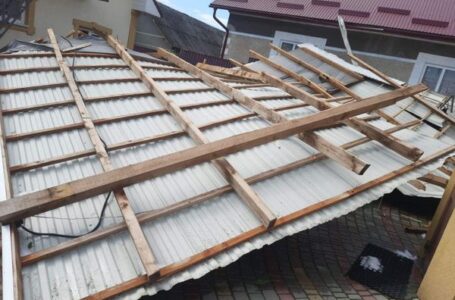На Бучаччині вітром знесло дах будівлі – пошкоджено два автомобілі (ФОТО)