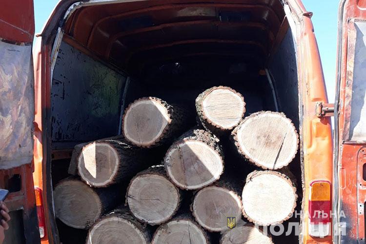 деревина у мікроавтобусі
