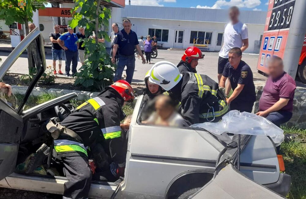 На Гусятинщині у результаті ДТП загинула пасажирка легкового авто (ФОТО)