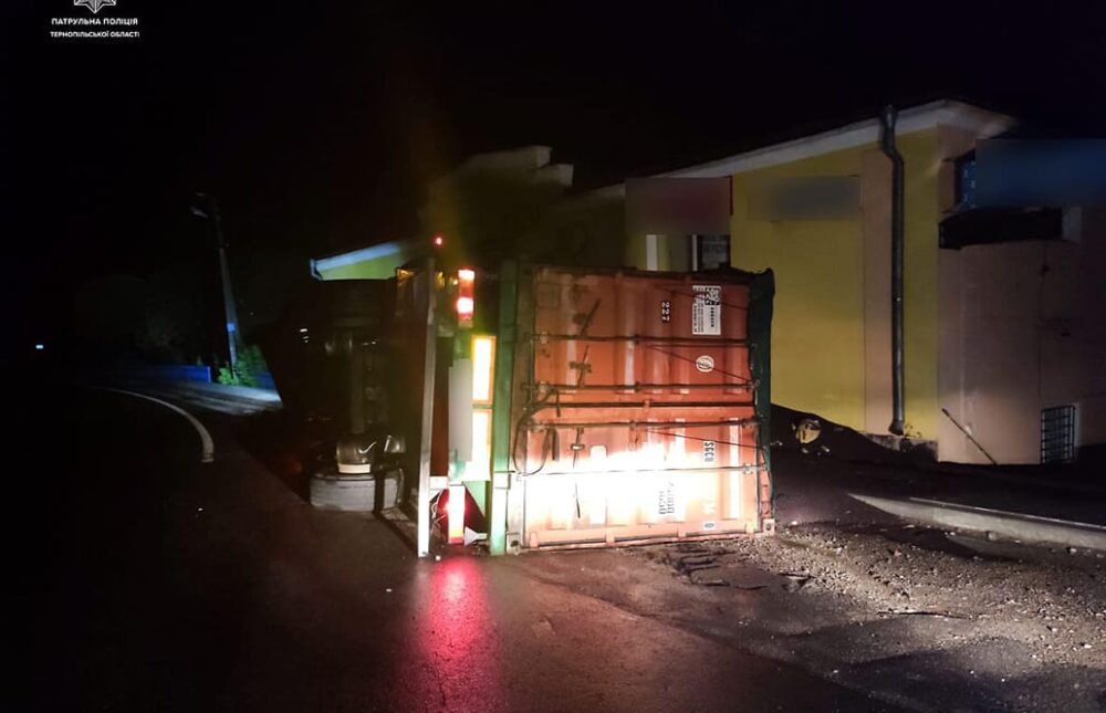 На Чортківщині п’яний водій перекинувся на вантажівці DAF