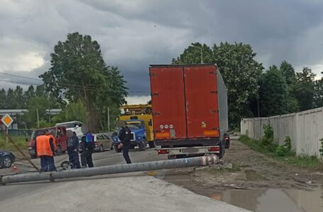У Тернополі водій вантажівки збив електричну опору (ФОТО)