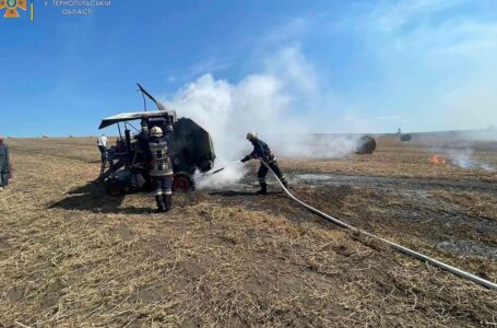 На Бучаччині у полі загорілася тюкувальна машина (ФОТО)