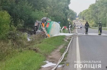 На трасі поблизу Чорткова перекинувся бензовоз (ФОТО)