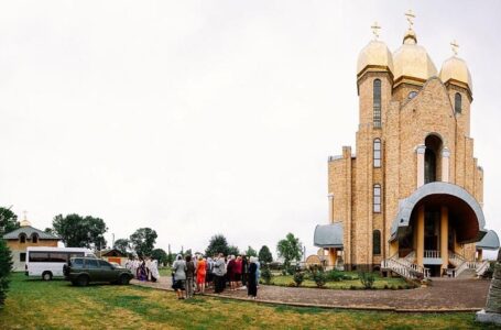У Підволочиську освятили два автомобілі, які парафіяни придбали для ЗСУ