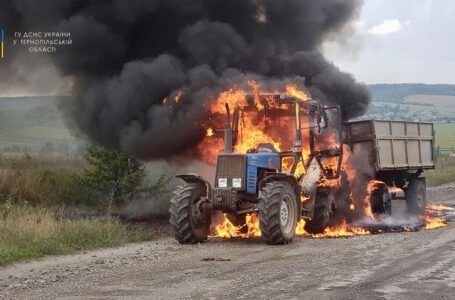 У Монастириськах на дорозі загорівся трактор, який перевозив пшеницю (ФОТО)