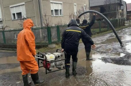 У Чорткові відкачували воду з підтопленого будинку (ФОТО)