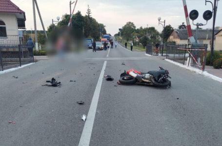 У Чортківському районі біля залізничного переїзду трапилася аварія. Є травмовані (ФОТО)
