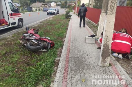 Мотоцикліст із Бережан в’їхав в електричну опору (ФОТО)