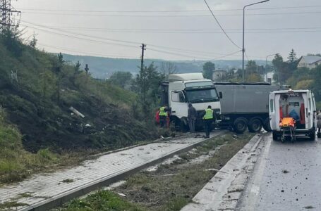 Поблизу Теребовлі вантажівка злетіла з дороги (ФОТО)