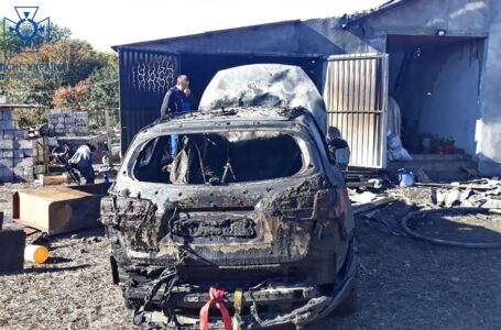 У Скалаті під час пожежі згорів легковий автомобіль (ФОТО)