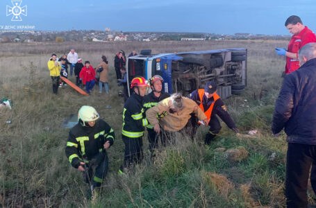 Поблизу Тернополя перекинувся рейсовий автобус: 6 людей травмовано (ФОТО)