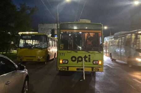 У Тернополі зіткнулися маршрутка і тролейбус – 5 людей травмовано