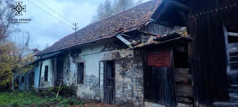На Борщівщині горів закинутий житловий будинок (ФОТО)