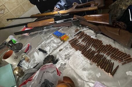 Карабін, рушниці та боєприпаси: у жителя Копичинецької громади виявили багато зброї