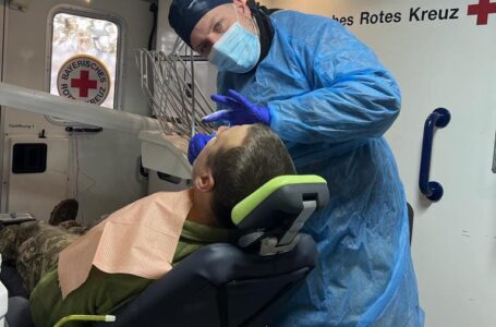 Сергій Надал: Наші стоматологи лікують захисників з Тернополя на фронті по 14 годин на добу
