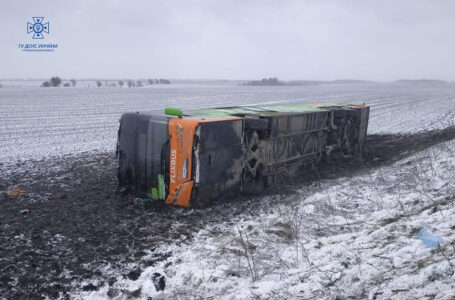 На об’їзній поблизу Підволочиська перекинувся автобус: шестеро людей травмовано