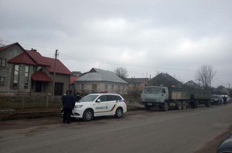У Шумську спинили вантажівку з двома причепами деревини: чоловіки намагалися “відкупитися”