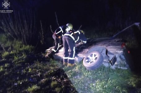 На Теребовлянщині перекинувся автомобіль. Двоє людей травмовано