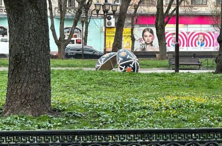 У центрі Тернополя п’яний чоловік розбив декоративне пасхальне яйце
