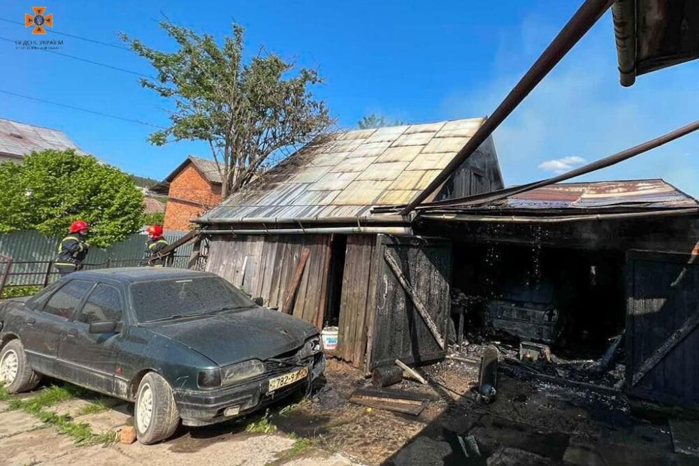 Пожежа у Бережанах: згоріли гараж і автомобіль “Форд Фієста”