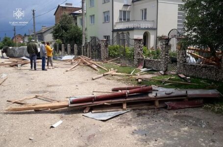 У Збаражі пронісся буревій: пошкоджено 12 будівель (ФОТО)