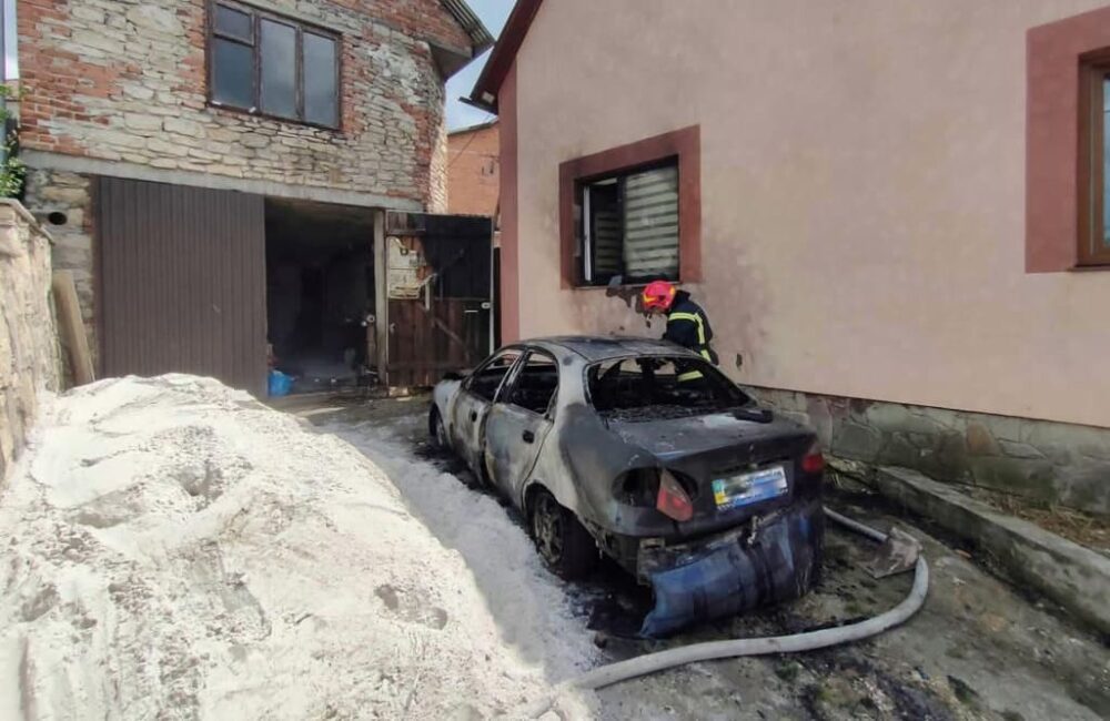 У Бережанах згорів автомобіль “Ланос” (ФОТО)