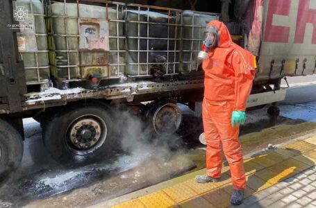 На трасі Тернопіль – Бережани загорілася вантажівка із соляною кислотою (ФОТО)