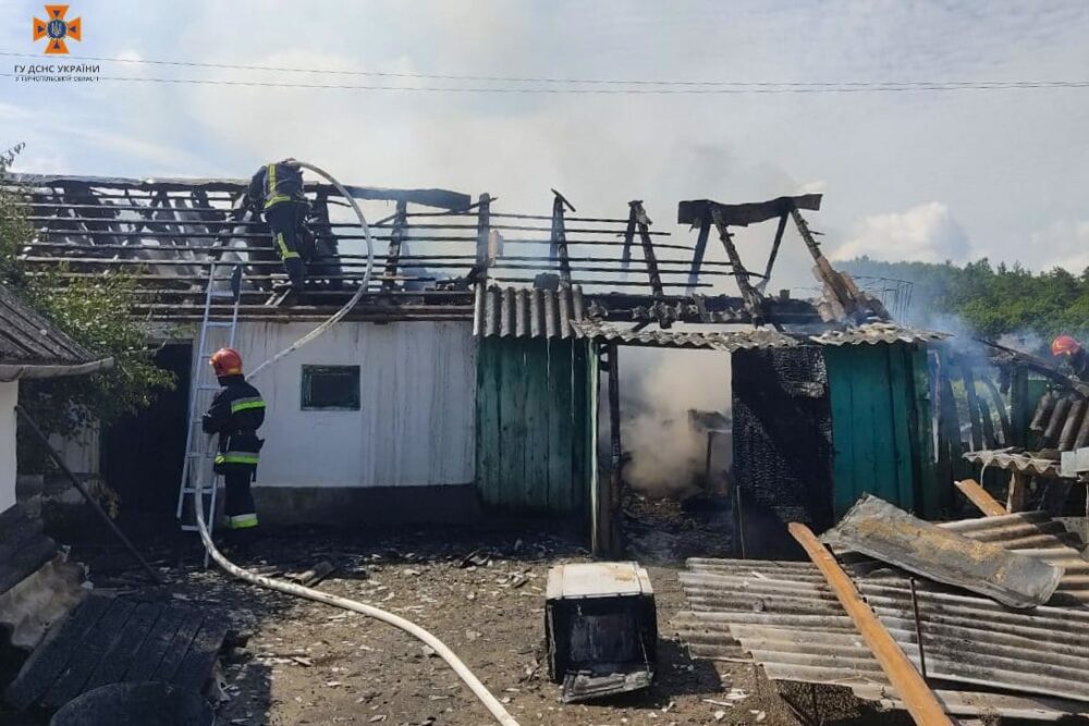 У Бережанах згоріла господарська будівля (ФОТО)
