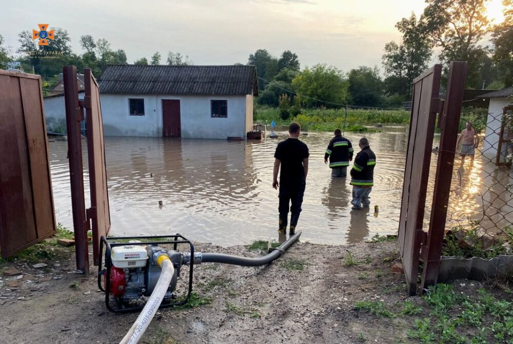 У Вишнівці після сильного дощу підтопило 11 житлових будинків