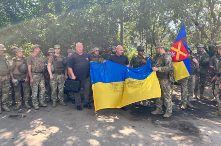 Міський голова Тернополя відзначив День прапора на фронті з нашими Героями-захисниками