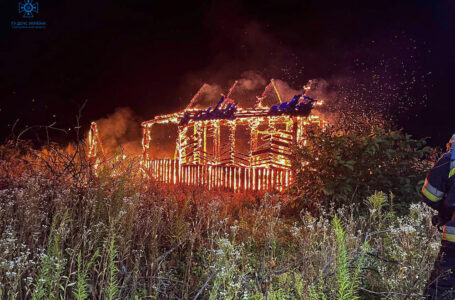 Вночі у Тернополі згорів дачний будинок (ФОТО)