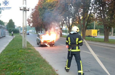 У Тернополі посеред дороги загорівся автомобіль “Жигулі” (ФОТО)
