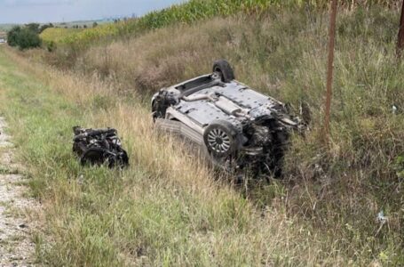 На Тернопільщині перекинувся автомобіль Nissan. Двоє людей загинули