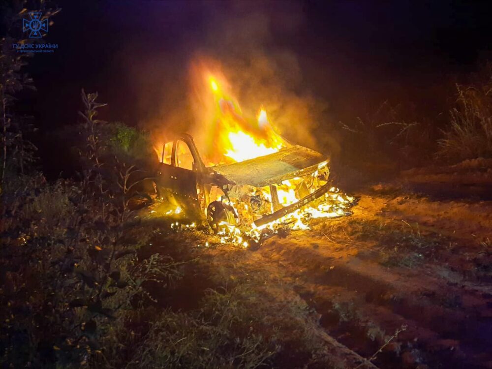У Скала-Подільській громаді згорів легковий автомобіль (ФОТО)