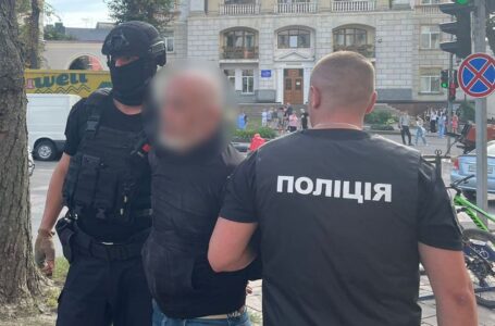 У центрі Тернополя затримали не хабарників, а рекетирів: вимагали у жінки 43000 доларів