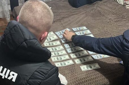 У Тернополі троє киян продавали фальшиві долари. Злочинців нарешті затримали