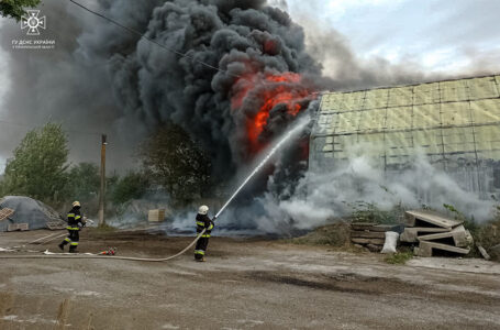 Поблизу Чорткова трапилася велика пожежа: горіло складське приміщення (ФОТО)