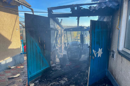 У Борщівській громаді згоріли трактор, скутер і дві господарські будівлі (ФОТО)