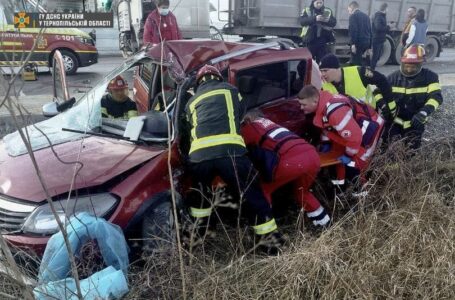 У Тернополі внаслідок зіткнення з вантажівкою загинув водій “Дачії”