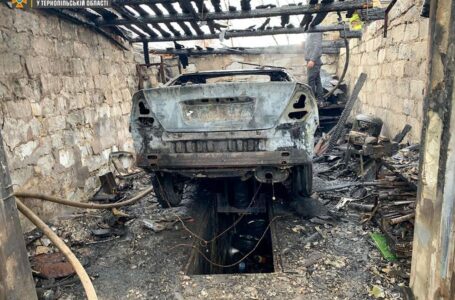 У Кременці під час пожежі врятували шість гаражів (ФОТО)