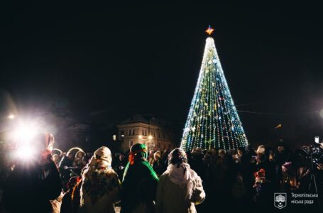 У Тернополі на Театральному майдані засвітили вогні новорічної ялинки