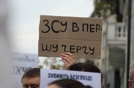 Спасибі активістам, які мітингували під міською радою Тернополя, щоб у Міноборони розікрали МІЛЬЯРДИ В ПЕРШУ ЧЕРГУ