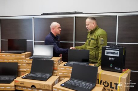 Мерія Тернополя передала нашим Героям-захисникам ноутбуки, джерела безперебійного живлення та зарядні станції