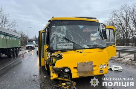 Поблизу Тернополя автобус зіткнувся з двома вантажівками: 8 людей травмовано