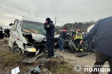 Автобус “Тернопіль – Кошилівці” потрапив в аварію: 8 людей травмовано