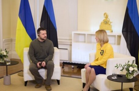 Зеленський заявив, що чоловіки мали б повернутися в Україну, хоча б аби платити податки